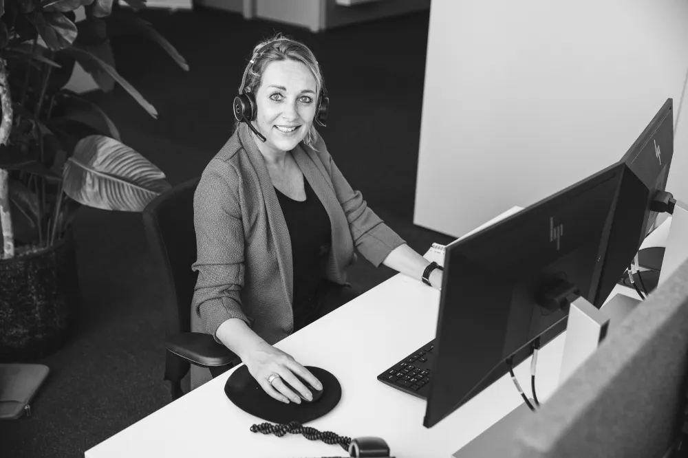 Nienke beantwoordt een telefoongesprek met haar headset.