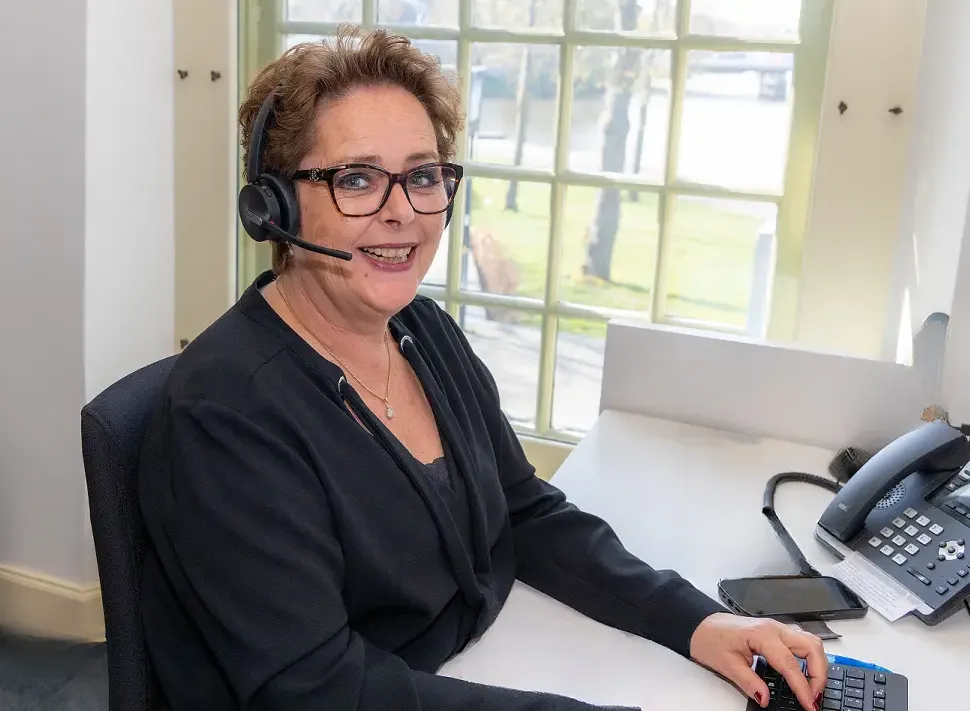 Daphne aan het werk met een headset bij TelefoonKracht