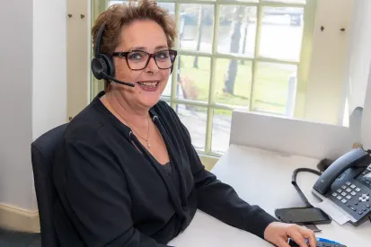 Daphne aan het bureau