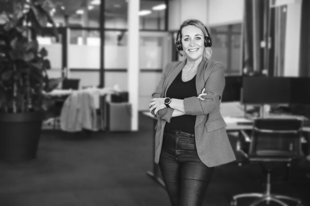 Nienke met headset op kantoor