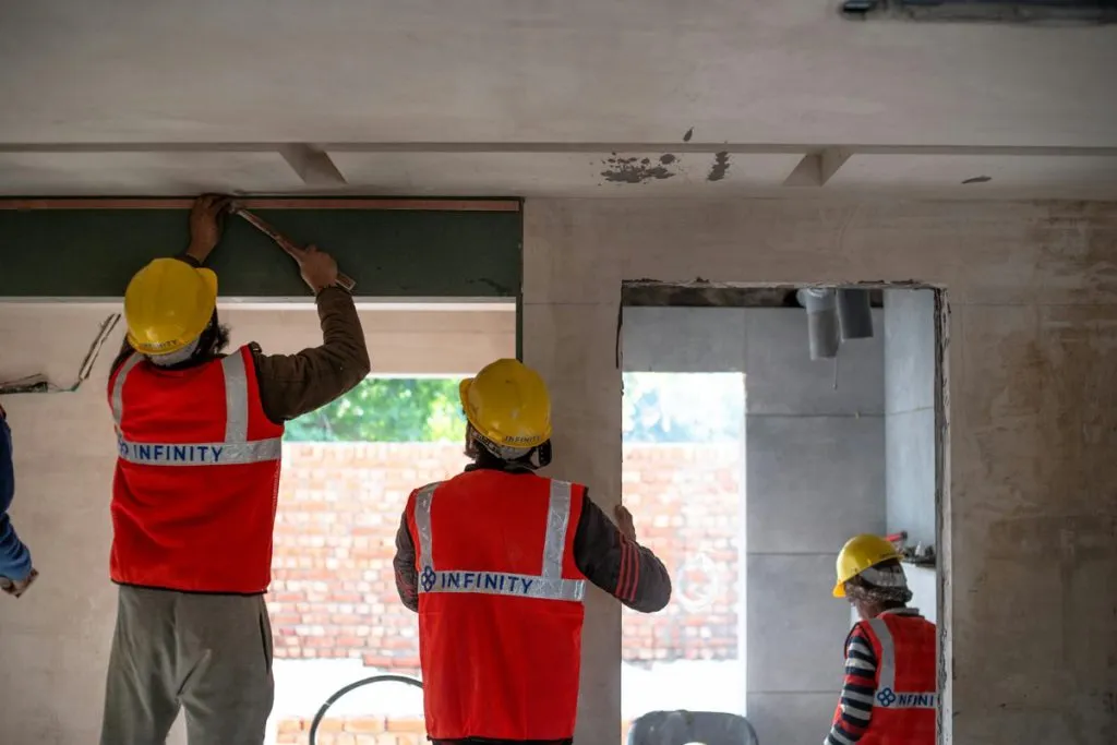 Installatiemonteurs aan het werk op een bouwlocatie